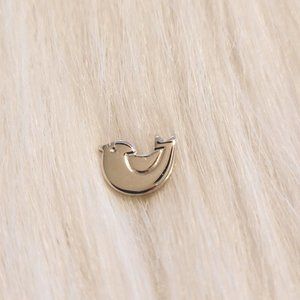 VINtage Avon Signed‎ Dainty Silver Tone Bird Pin Metal Figural 8995